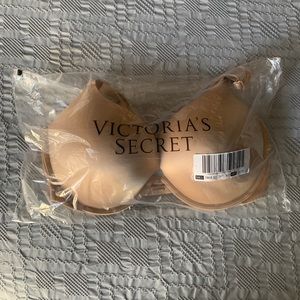 Brand new Victoria’s Secret Very Sexy Push-Up Bra. Size 34DDD.